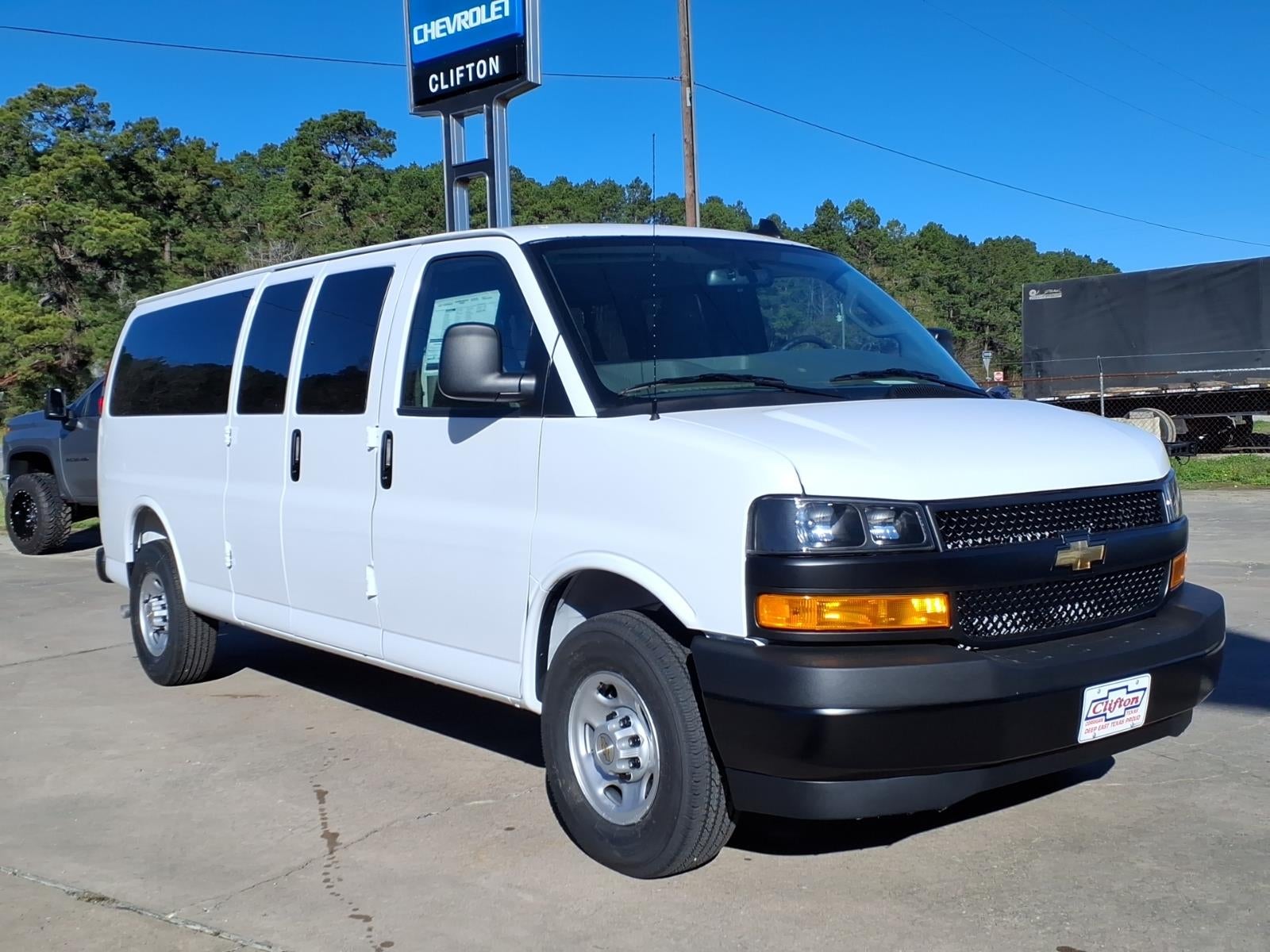 2025 Chevrolet Express Passenger 3500 1LS