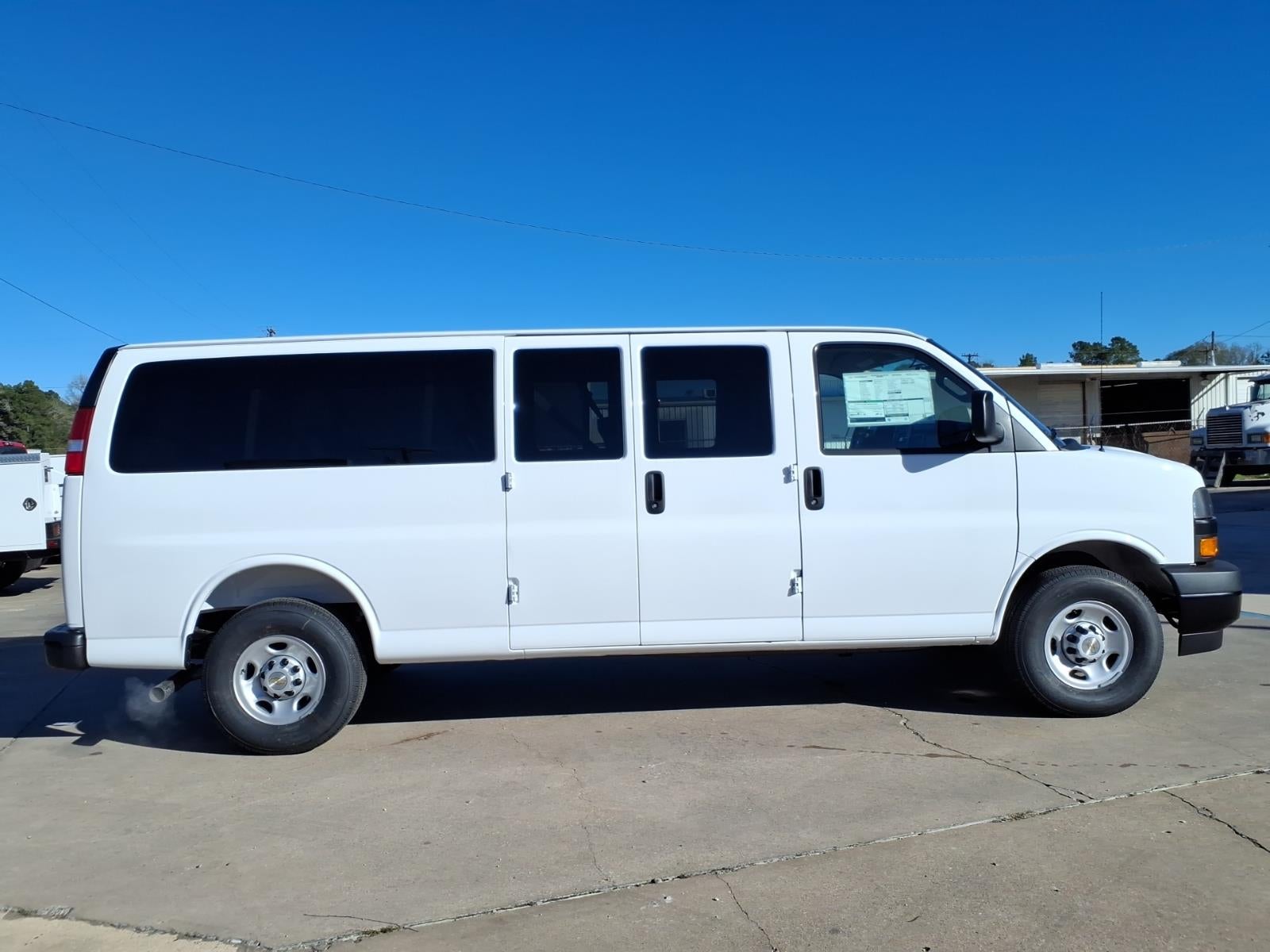 2025 Chevrolet Express Passenger 3500 1LS