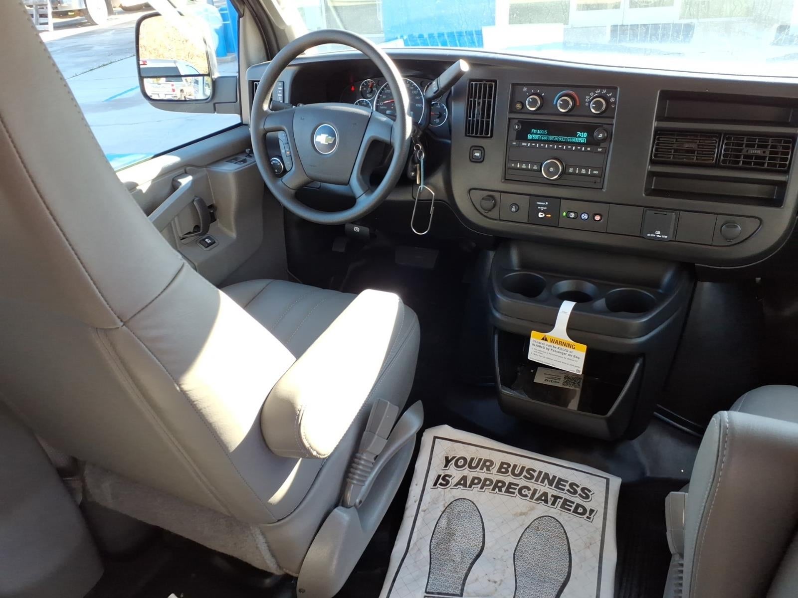 2025 Chevrolet Express Passenger 3500 1LS