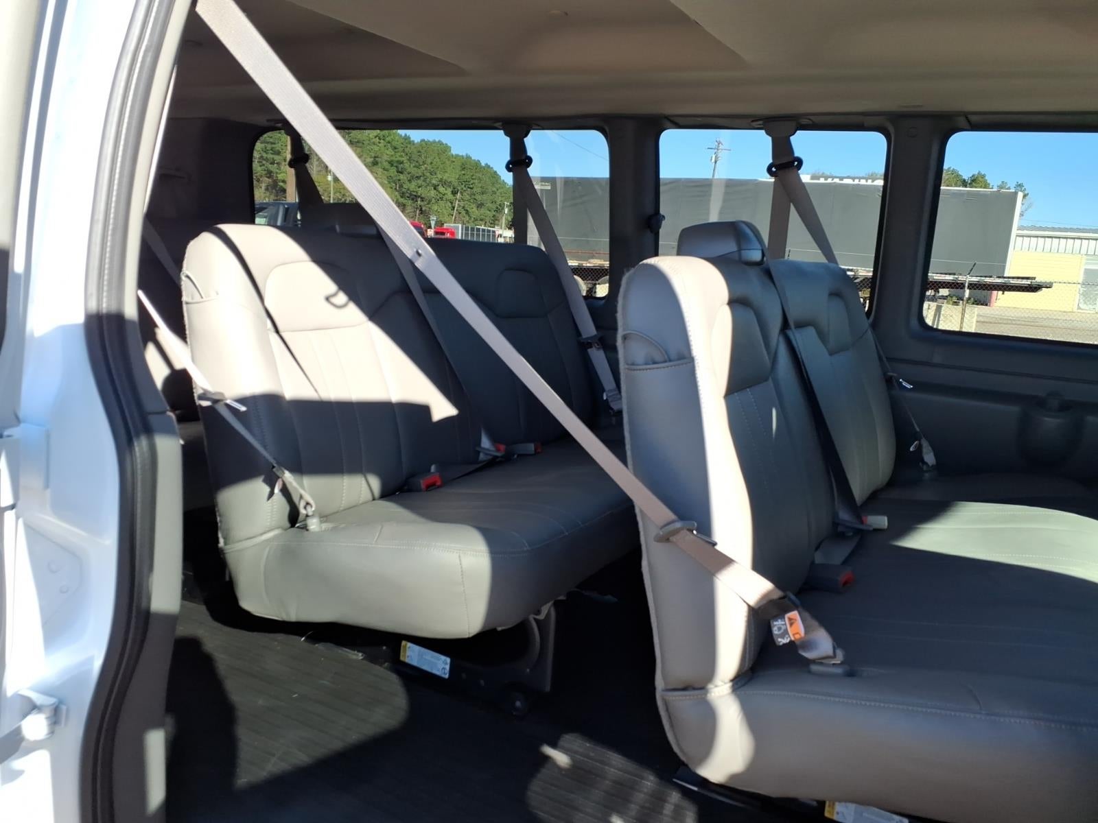 2025 Chevrolet Express Passenger 3500 1LS