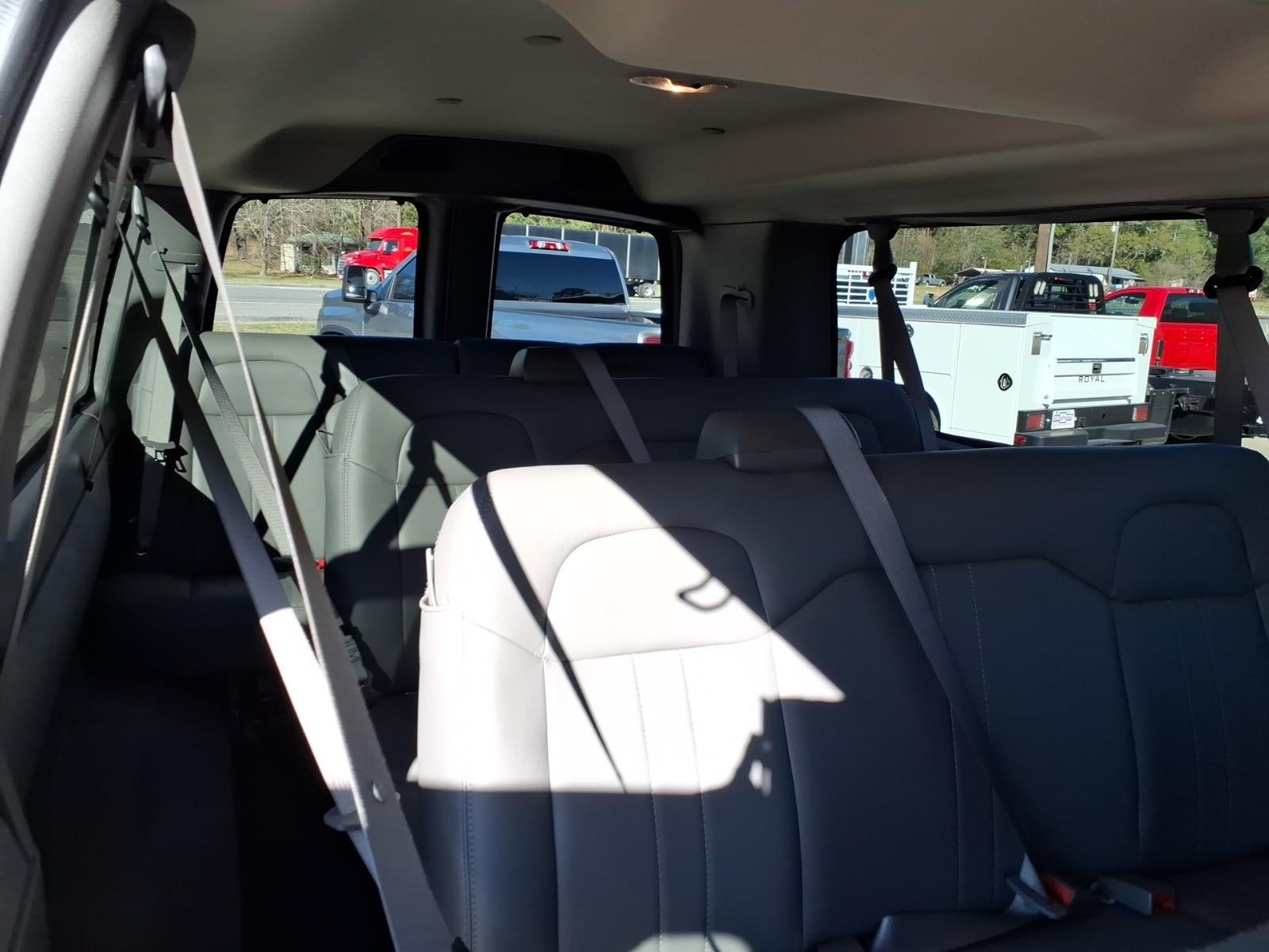 2025 Chevrolet Express Passenger 3500 1LS